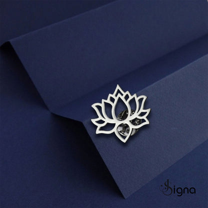 Silver lotus flower brooch on a dark blue background with 'Signa' branding.