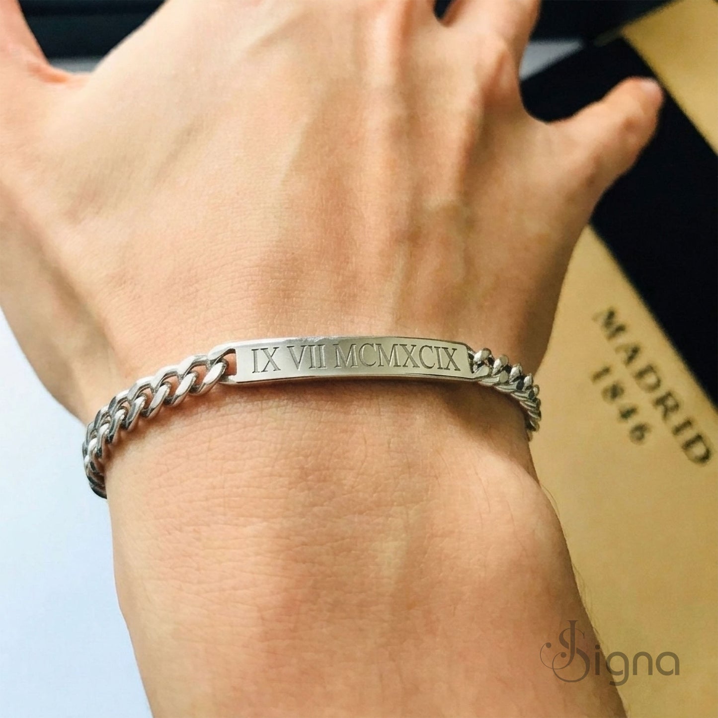 the adjustable chain and secure lobster clasp of the signa™ customized jewelry collection.