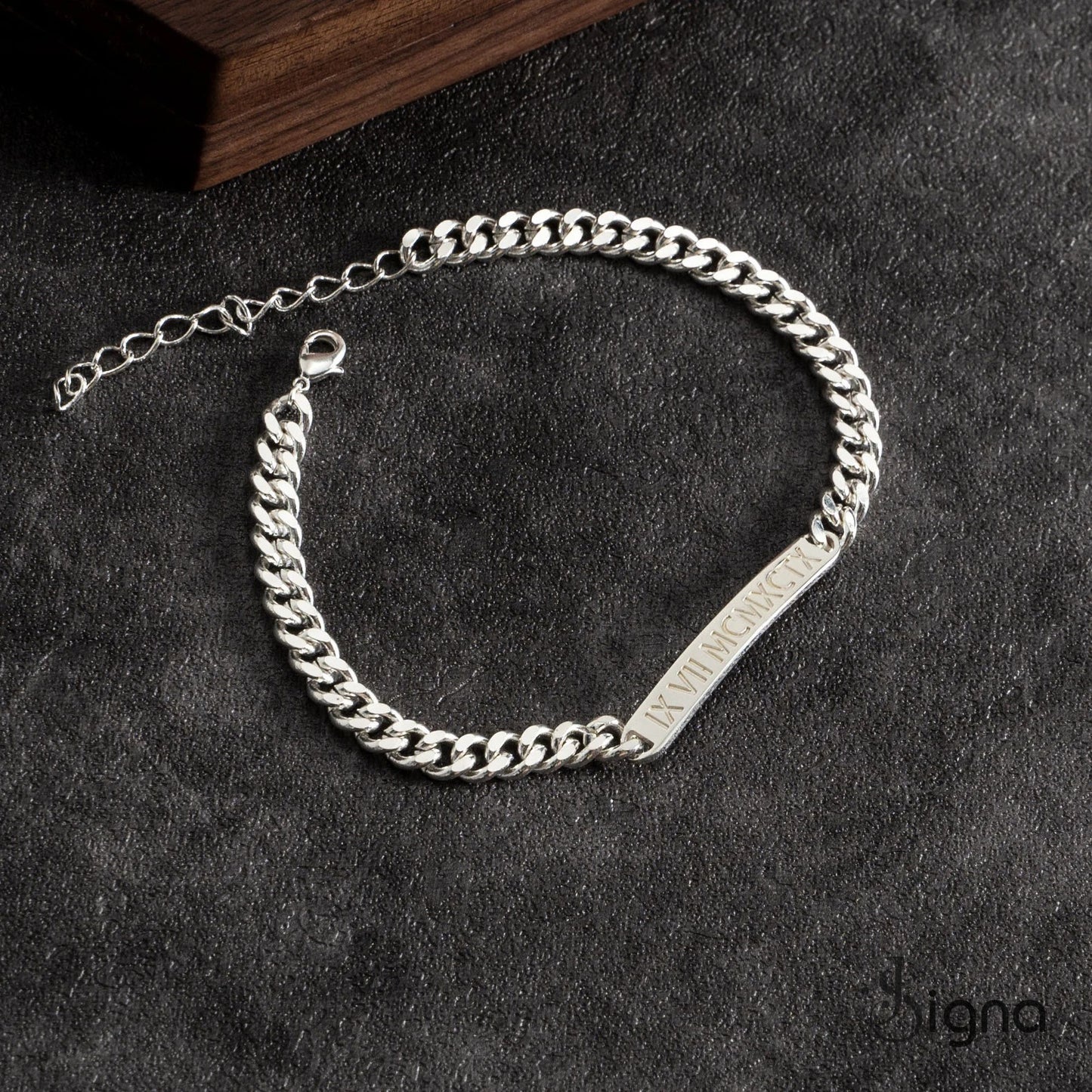 the adjustable chain and secure lobster clasp of the signa™ customized jewelry collection.