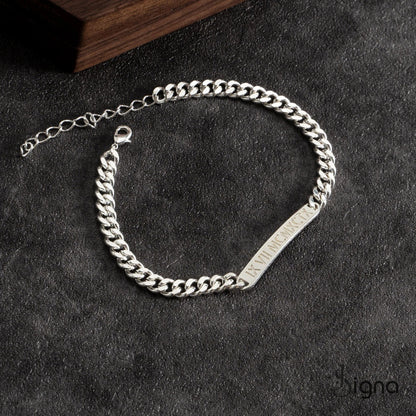 The adjustable chain and secure lobster clasp of the Signa™ customized jewelry collection.