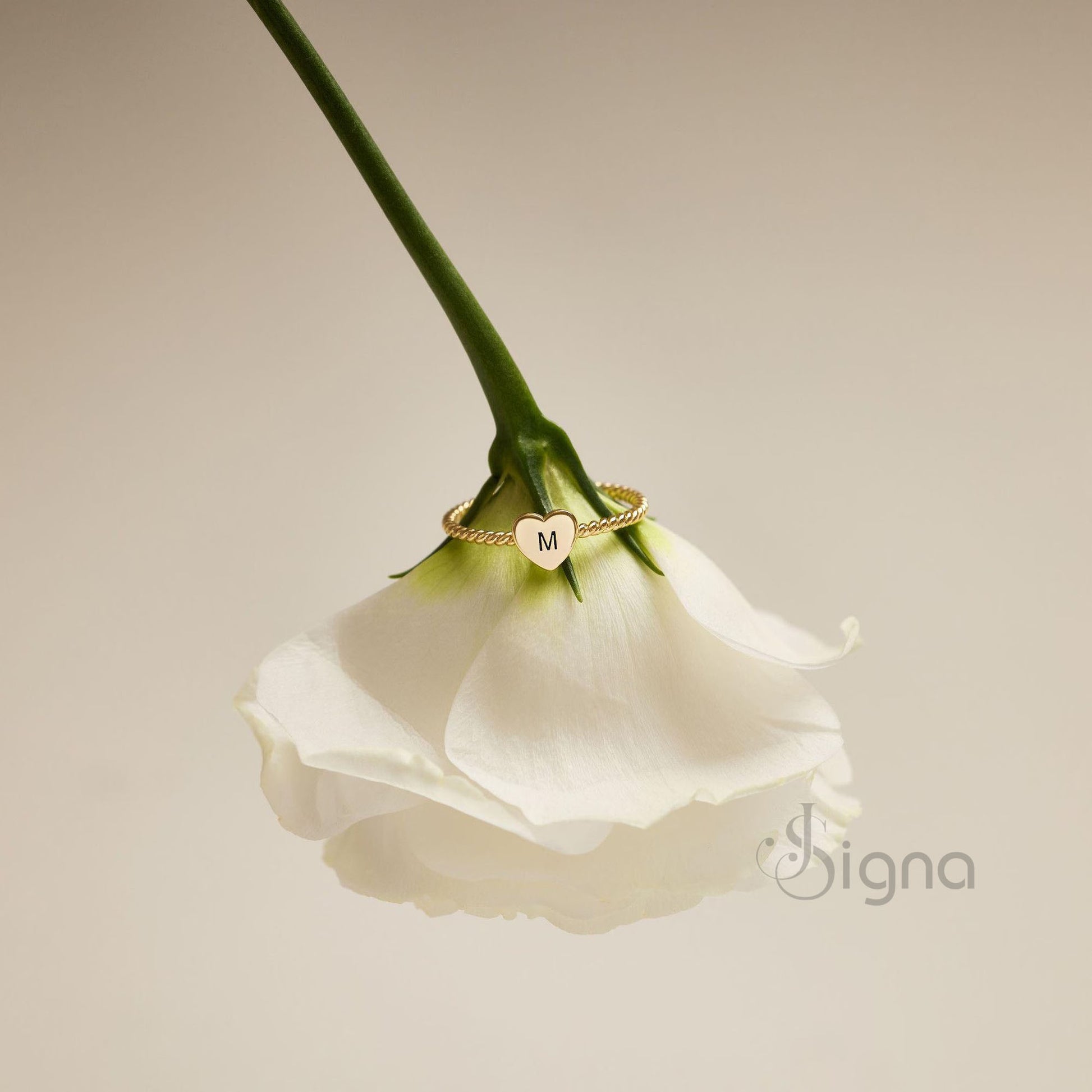 Signa personalised heart initial ring in 18K gold plating
